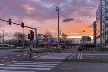 Gün doğumu rengi sabah Sloterdijk Amsterdam 'da köprüler ve caddeler yakınında 03 04 2024