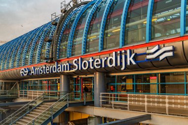 Sloterdijk Amsterdam 'da demiryolları ve modern evlerin yakınında gün doğumu rengi sabah 03: 24