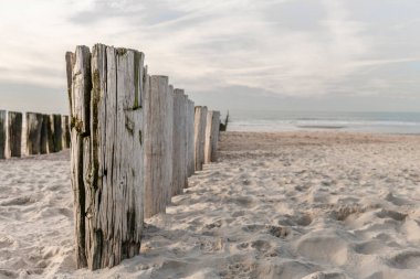 İlkbaharda Domburg yakınlarında bir sahil. Taze bir sabah. Bulutlu, renkli bir gökyüzü.