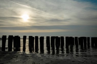 İlkbaharda Domburg yakınlarında bir sahil. Taze bir sabah. Bulutlu, renkli bir gökyüzü.