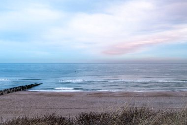 İlkbaharda Domburg yakınlarında bir sahil. Taze bir sabah. Bulutlu, renkli bir gökyüzü.