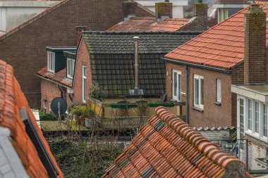 İlkbaharda küçük bir kasabada evler. Domburg Hollanda 'da taze bir sabah. 03: 2024.