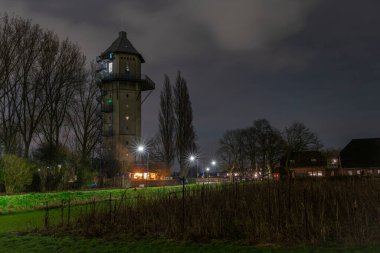 Dordrecht Hollanda yakınlarında büyük odaları ve restoranı olan su kulesi oteli.