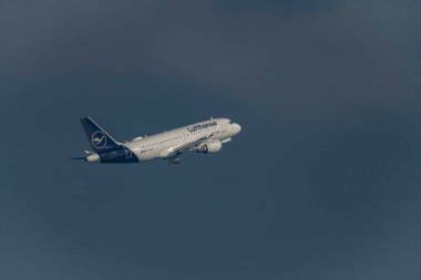 Baharda mavi gökyüzü olan uçaklar Schiphol havaalanında güneşli bir günde Hollanda 03 06 2024