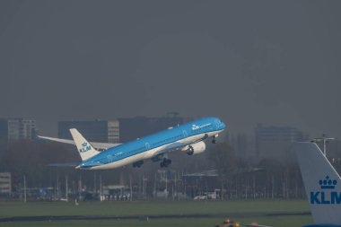 Baharda mavi gökyüzü olan uçaklar Schiphol havaalanında güneşli bir günde Hollanda 03 06 2024