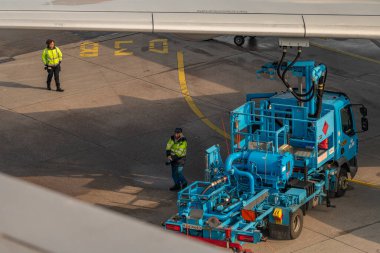 Baharda Schiphol havaalanında uçaklar için mavi araba. Hollanda 03: 06 2024