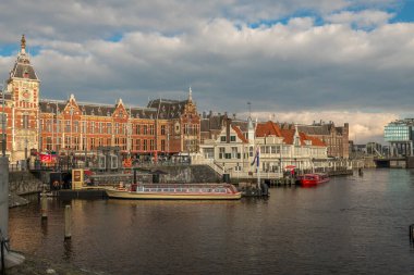 İlkbaharda başkentin merkezi Amsterdam 'da güneşli bir gün 03: 06 2024