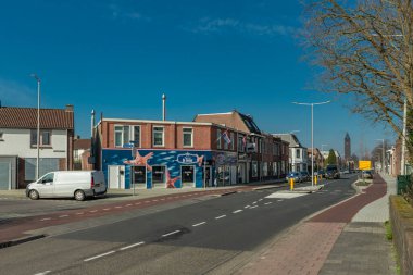 Bergen op Zoom Hollanda 'da güneşli bir günde modern konut binaları 03 04 2024