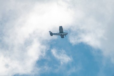 Baharda mavi gökyüzü olan uçaklar Schiphol havaalanında güneşli bir günde Hollanda 03 06 2024