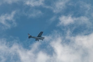 Baharda mavi gökyüzü olan uçaklar Schiphol havaalanında güneşli bir günde Hollanda 03 06 2024