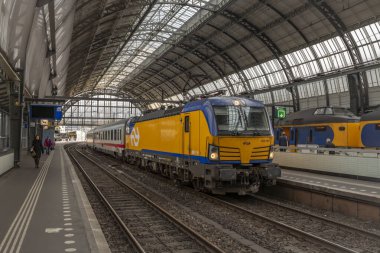 Berlin Almanya 'dan Amsterdam ana istasyonuna giden hızlı tren Hollanda 03: 06 2024