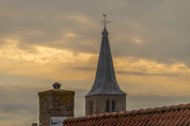 İlkbaharda küçük güzel bir kasabada evler. Hollanda Domburg 'da taze bir sabah.