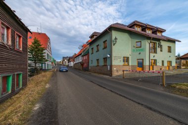 Bahar aylarında mavi gökyüzünde eski evler Bozi Dar CZ 'de taze bir akşam.