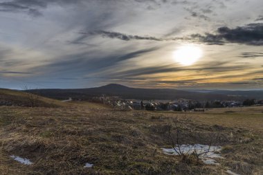 Akşam vakti Bozi Dar kasabası yakınlarındaki gün batımında otlak arazisi.