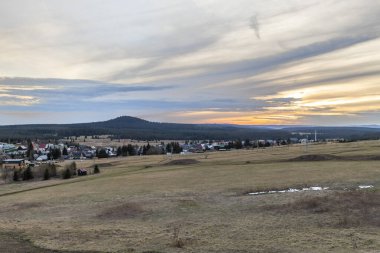 Akşam vakti Bozi Dar kasabası yakınlarındaki gün batımında otlak arazisi.