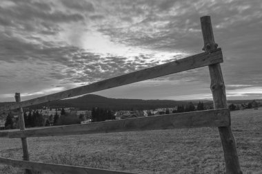 Akşam vakti Bozi Dar kasabası yakınlarındaki gün batımında otlak arazisi.