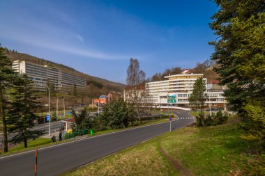 Yeşil Orman 'dan Valey' e kadar uzanan kaplıca kasabasında Jachymov CZ 03 30 2024 caddeleri