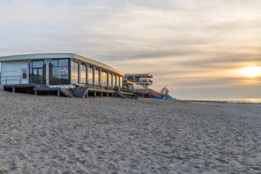 İlkbaharda küçük bir kasaba yakınlarında sahil. Domburg Hollanda 'da taze bahar sabahı. 03: 05 2024.