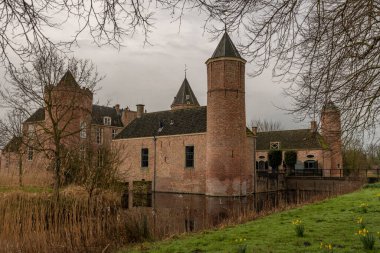 İlkbaharda Domburg Hollanda 'da küçük güzel bir kasaba yakınlarında bir kale.
