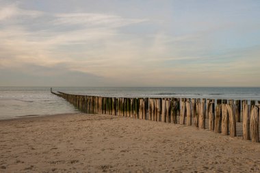 İlkbaharda Domburg yakınlarında bir sahil. Taze bir sabah. Bulutlu, renkli bir gökyüzü.