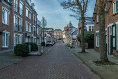 İlkbaharda küçük bir kasabada evler. Domburg Hollanda 'da taze bir sabah. 03: 2024.