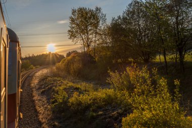 Güneş doğarken hızlı trenden Brno 'ya Ceske Budejovice CZ 04 25 2024