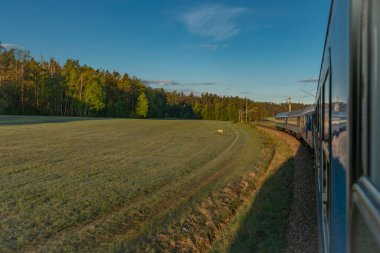 Güneş doğarken hızlı trenden Brno 'ya Ceske Budejovice CZ 04 25 2024