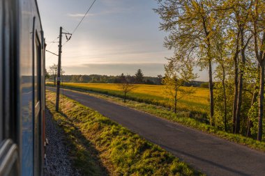 Güneş doğarken hızlı trenden Brno 'ya Ceske Budejovice CZ 04 25 2024