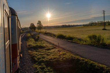 Güneş doğarken hızlı trenden Brno 'ya Ceske Budejovice CZ 04 25 2024
