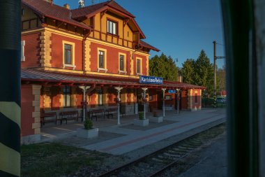 Renkli istasyonda hızlı trenden Brno 'ya Kardasova Recice CZ 04 25 2024