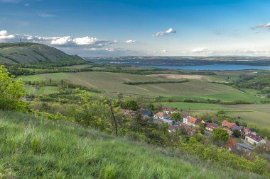 Akşam, Klentnice CZ 04 25 2024 'te yeşil ve taze renkte bahar köyü manzarası