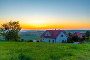 Klentnice CZ 04 26 2024 'te sabah yeşil yeşil renkte bahar köyü manzarası