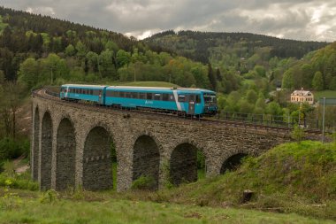 Novina CZ 05 03 2024 yakınlarında bahar bulutlu akşamında eski taş viyadük.