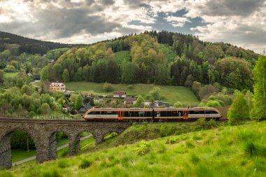 Novina CZ 05 03 2024 yakınlarında bahar bulutlu akşamında eski taş viyadük.