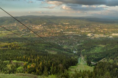 Jested Hill Liberec CZ 05 03 2024 'te sarı güneşli sıcak bir akşamda renk bahar günbatımı