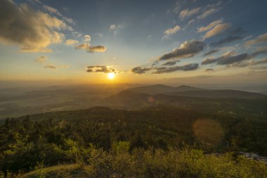 Kuzey Çek Cumhuriyeti 'nde günbatımının renklendirildiği ilkbaharda Jested tepesinden manzara