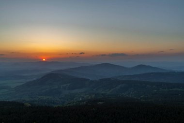 Kuzey Çek Cumhuriyeti 'nde günbatımının renklendirildiği ilkbaharda Jested tepesinden manzara