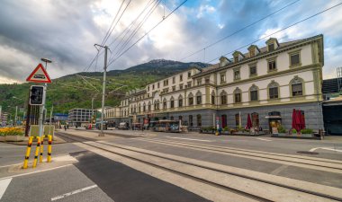 Tuğla İsviçre 'deki ana istasyon bahar bulutlu karanlık akşam 05: 08 2024