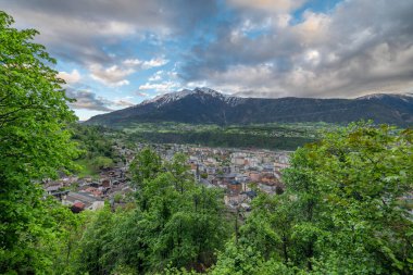 İlkbahar bulutlu akşamında şehrin Naters bölgesi için Brig İsviçre 05: 08 2024
