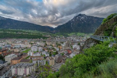 İlkbahar bulutlu akşamında şehrin Naters bölgesi için Brig İsviçre 05: 08 2024