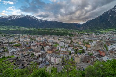 İlkbahar bulutlu akşamında şehrin Naters bölgesi için Brig İsviçre 05: 08 2024