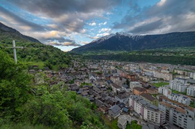 İlkbahar bulutlu akşamında şehrin Naters bölgesi için Brig İsviçre 05: 08 2024