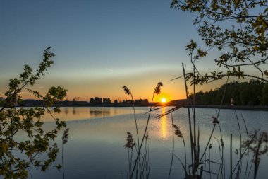 Bezdrev ve Cesnovicky CIP göleti arasındaki baraj. Baharın renkleriyle, günbatımında yeşil ağaçlarla.