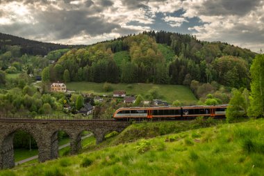 Novina CZ 05 03 2024 yakınlarında bahar bulutlu akşamında eski taş viyadük.