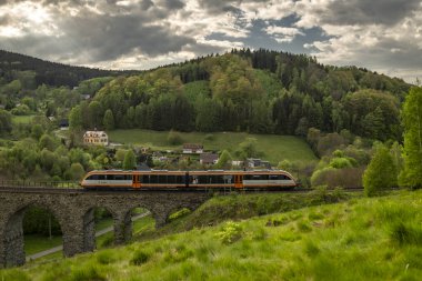 Novina CZ 05 03 2024 yakınlarında bahar bulutlu akşamında eski taş viyadük.