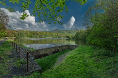 Solcuv göleti ve Oldrichovske eyeri yakınlarındaki yeşil ormanlarla ilkbahar mavi gökyüzü günü