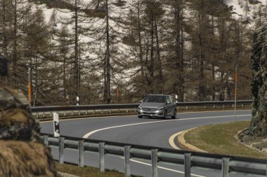 Simplon Dorf İsviçre yakınlarındaki güneşli bahar gününde ana yol 05: 10 2024