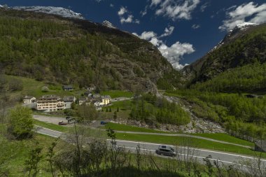 Gabi İsviçre 'de güneşli bir günde köyü olan yeşil vadi. 05 10 2024