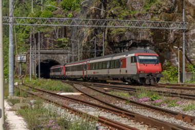 Güneşli baharda güneşli bir bahar sabahı Iselle İtalya 'da tren ve istasyon 05: 11 2024