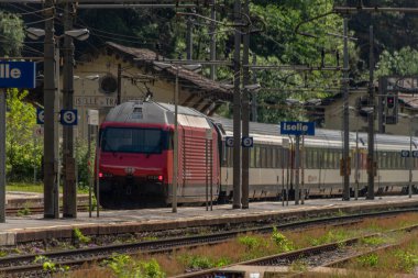 Güneşli baharda güneşli bir bahar sabahı Iselle İtalya 'da tren ve istasyon 05: 11 2024